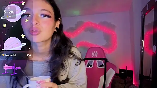 larah_uwu élő XXX-chatje