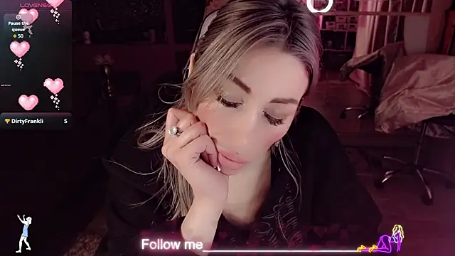 AnnieGOld_ élő XXX-chatje