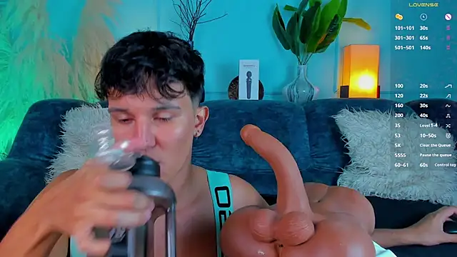 Leo_Savage_n Webbikameraesitys