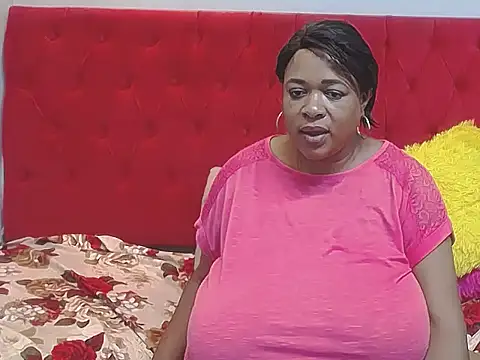 BustyQueenXXL Show in webcam