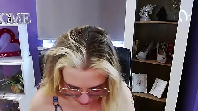 Zoey_Erotic Adlı Modelin Canlı XXX Sohbeti