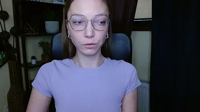 EmillyPlay Adlı Modelin Canlı XXX Sohbeti