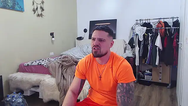 แชท XXX สดของ Tiberius_hunk