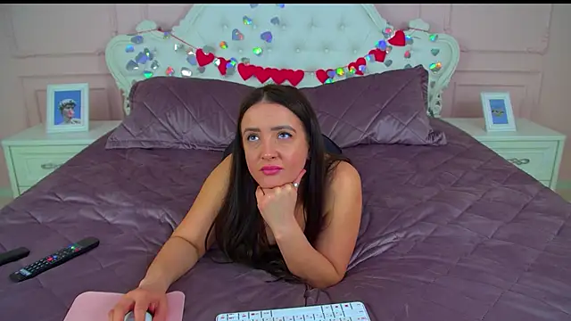 ElinaBellucci Chat XXX live