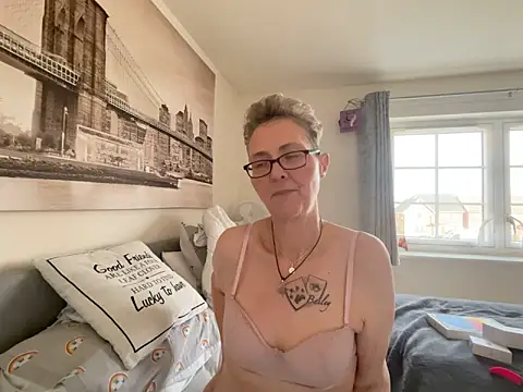 Curvy-Jinx Chat XXX live