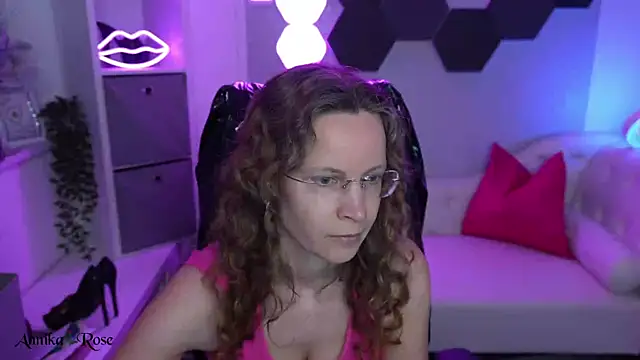 AnnikaRose Adlı Modelin Canlı XXX Sohbeti