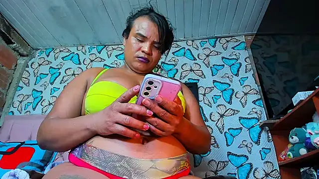 lucianaosorno25: διαδικτυακό σόου στην κάμερα