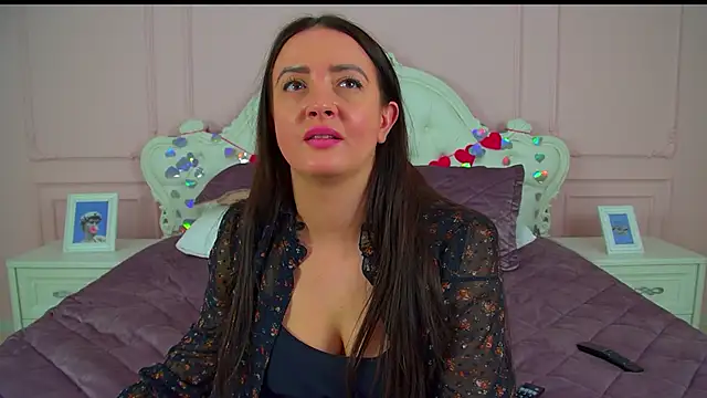 Chat +18 de ElinaBellucci ao vivo