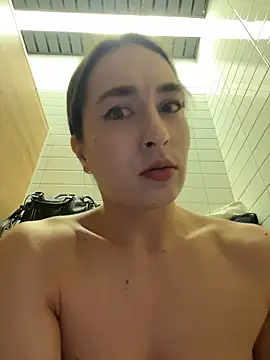 Holly_Play Adlı Modelin Canlı XXX Sohbeti