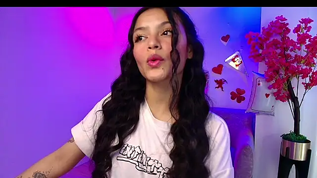 Maddie_T18's Live XXX Chat