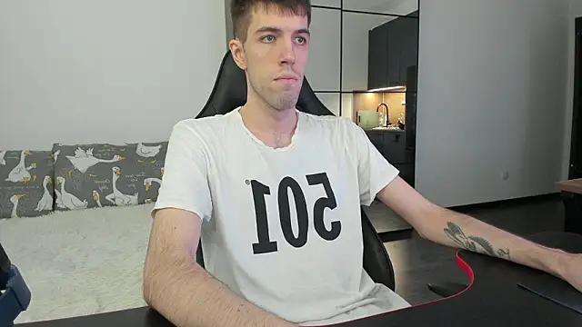 White_Dylan: διαδικτυακό σόου στην κάμερα