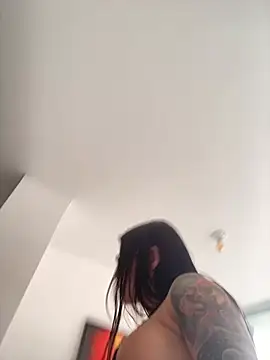 LaraHenao's Live XXX Chat