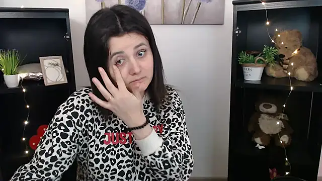 Katrin_kiss_ Adlı Modelin Canlı XXX Sohbeti