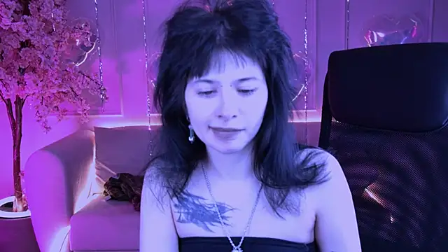 HollyDennis Chat XXX live