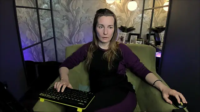 دردشة MeggySun الجنسية المباشرة