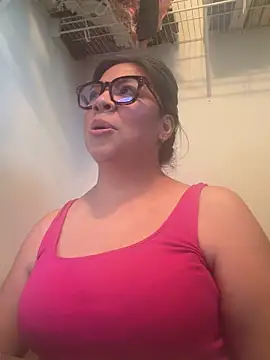 BettyWhispers: διαδικτυακό σόου στην κάμερα