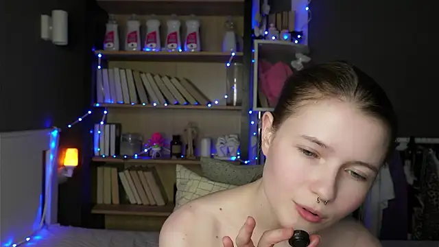 LynHillaire élő XXX-chatje