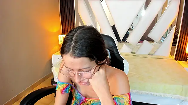 Linda4PetiteのライブXXXチャット