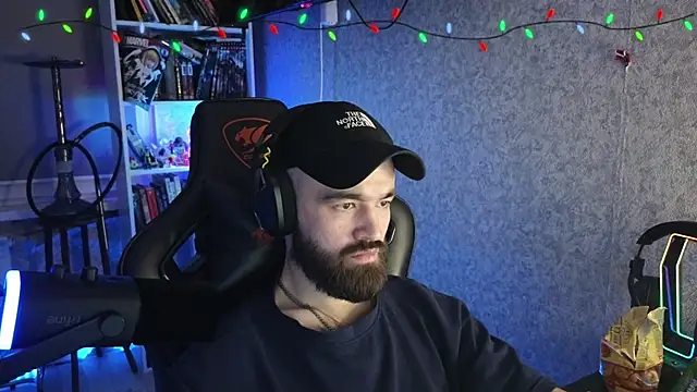 _Mostly_: διαδικτυακό σόου στην κάμερα