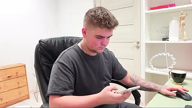 Jackson_Teele: διαδικτυακό σόου στην κάμερα