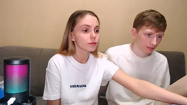 juliaanddima: διαδικτυακό σόου στην κάμερα