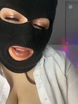 Princess-maryam: διαδικτυακό σόου στην κάμερα