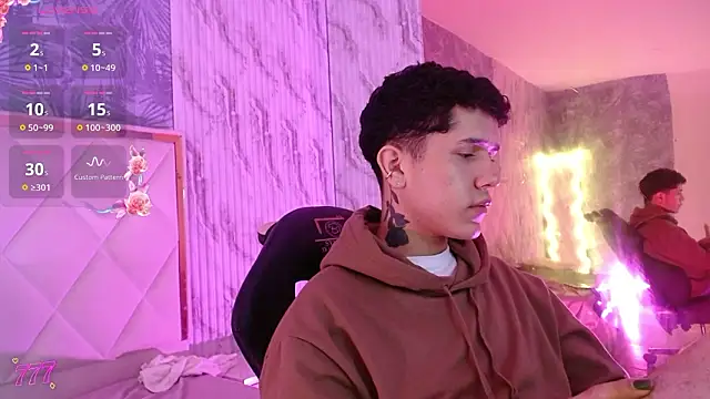 estefan_tay: διαδικτυακό σόου στην κάμερα