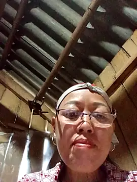 Agnes-baby: διαδικτυακό σόου στην κάμερα