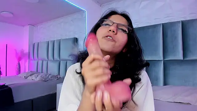 HollyPeach Adlı Modelin Canlı XXX Sohbeti