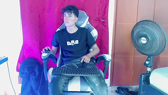 Johnny_cagee_ Show in webcam