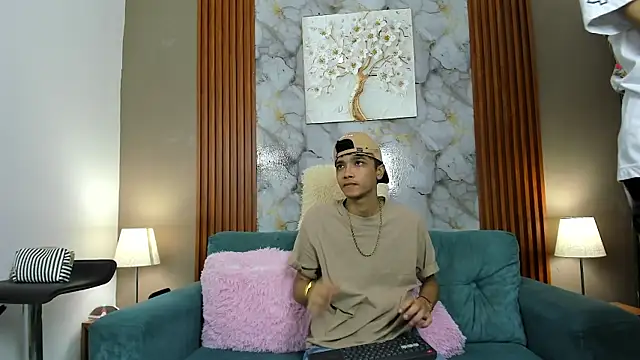 Show modela YOUNG_BOYS_HELL na web-kameri