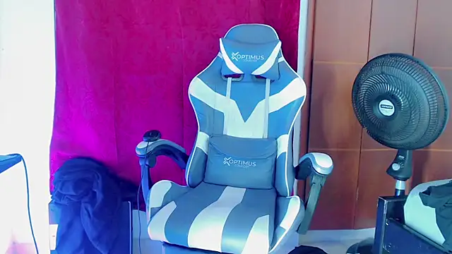 Johnny_cagee_ Chat XXX in diretta