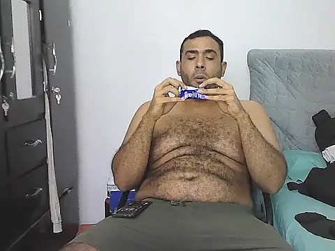AlphaLatinoBear live XXX chat