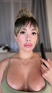 Holli_woul élő XXX-chatje