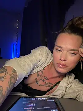 vinique99n Live XXX chat