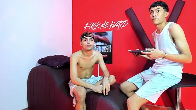 Chatroom XXX en direct de AVENGER_BOYS2026