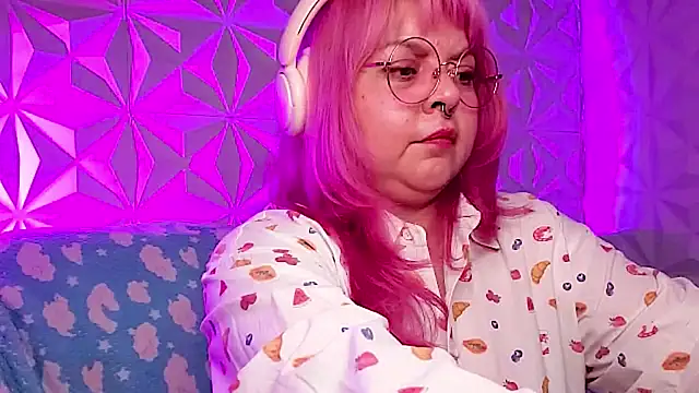 Satyn_doll élő XXX-chatje