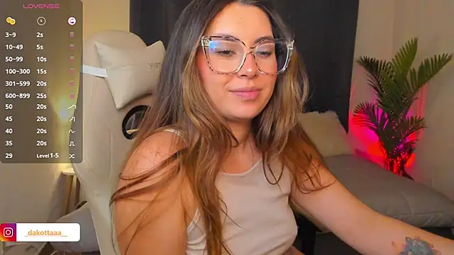 Онлайн чат XXX dakottaa_
