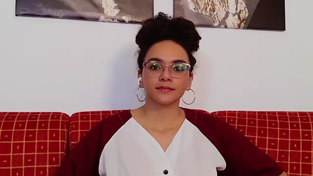 Pertunjukan Kamera Web Taylor_Tina