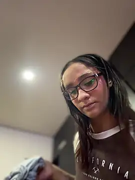 Isabella-Teen 即時 XXX 聊天