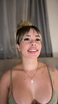 Holli_woul Live XXX-chat