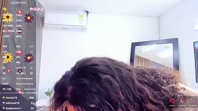 Chat +18 de LauraSaenz01 ao vivo