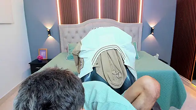 XXX chat uživo modela Tommy18__