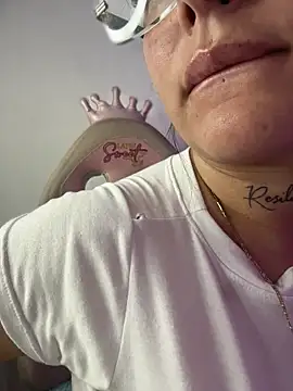 Miia__Taylor Adlı Modelin Canlı XXX Sohbeti