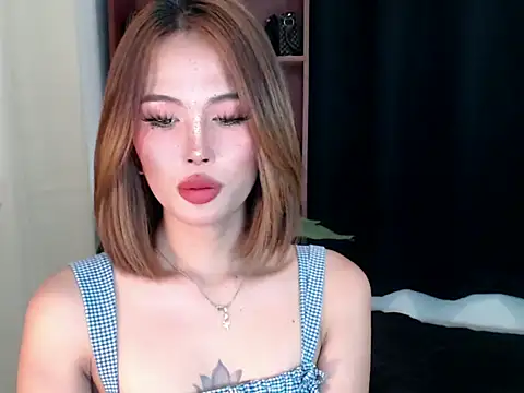 Lara_Salvatore: διαδικτυακό σόου στην κάμερα