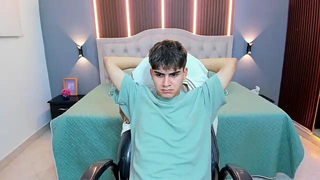 Tommy18__: онлайн-секс-чат