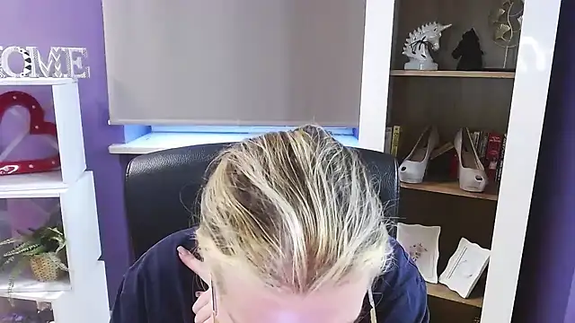 Zoey_Erotic: онлайн-секс-чат