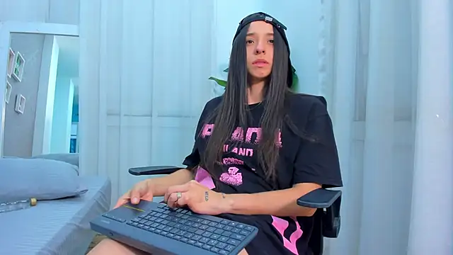 ViictoriiaSaenz 现场XXX聊天