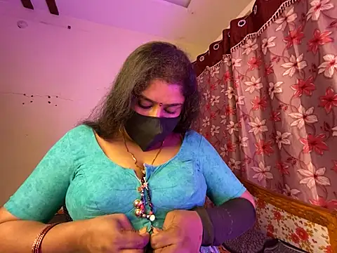 LouleyRanii Adlı Modelin Canlı XXX Sohbeti