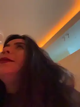 HellenaTinoco: διαδικτυακό σόου στην κάμερα